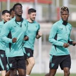 Nico Williams, junto a varios compañeros, en la previa del Athletic-Manchester United