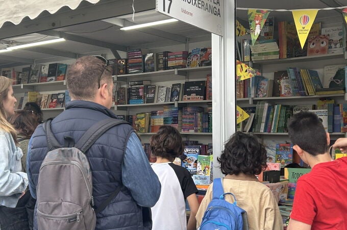 Amigos y lectores se acercan a una de las liberías afectadas por la DANA en Viveros