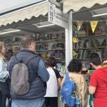 Amigos y lectores se acercan a una de las liberías afectadas por la DANA en Viveros