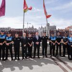 El alcalde de Valladolid, Jesús Julio Carnero, con varios agentes de la policía local tras presentar la memoria del Cuerpo de 2024