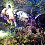 Muere tras un accidente de tráfico y salir despedido del coche en León 