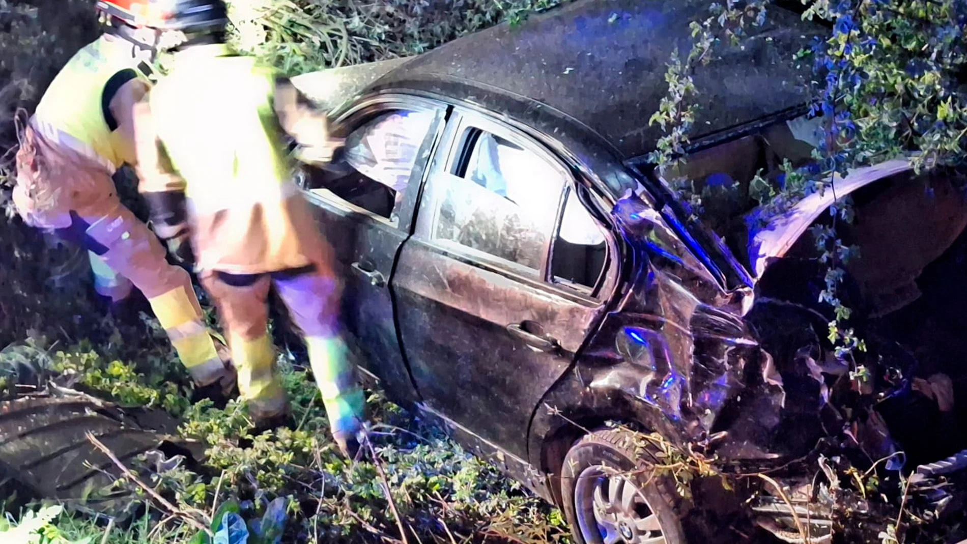 Muere tras un accidente de tráfico y salir despedido del coche en León