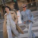 Influencers con vaqueros relajados.