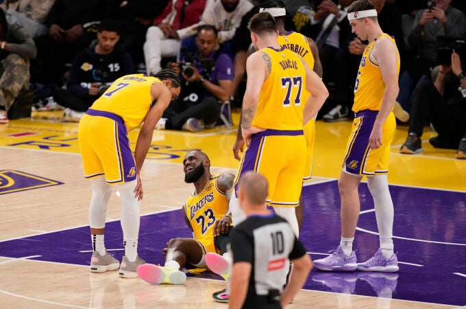 LeBron James, por los suelos rodeado de compañeros