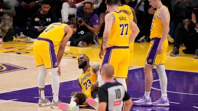 LeBron James, por los suelos rodeado de compañeros