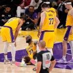 LeBron James, por los suelos rodeado de compañeros