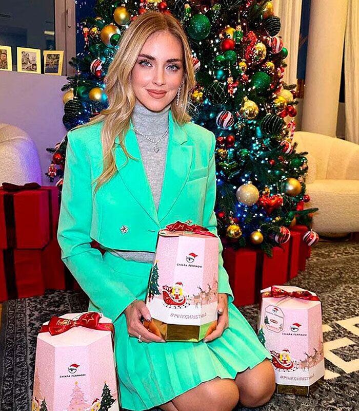 Chiara Ferragni promocionando los pandoros de su colaboración con Balocco