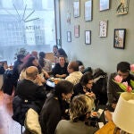 Muchos castellanos y leoneses se conocieron jugando al trivial en Bruselas y se prometieron hacer más actividades juntos