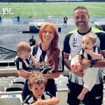 El "lío de cuernos" que revoluciona al fútbol: engaña a su mujer con una reportera del club y lo pillan por un "descuido telefónico"