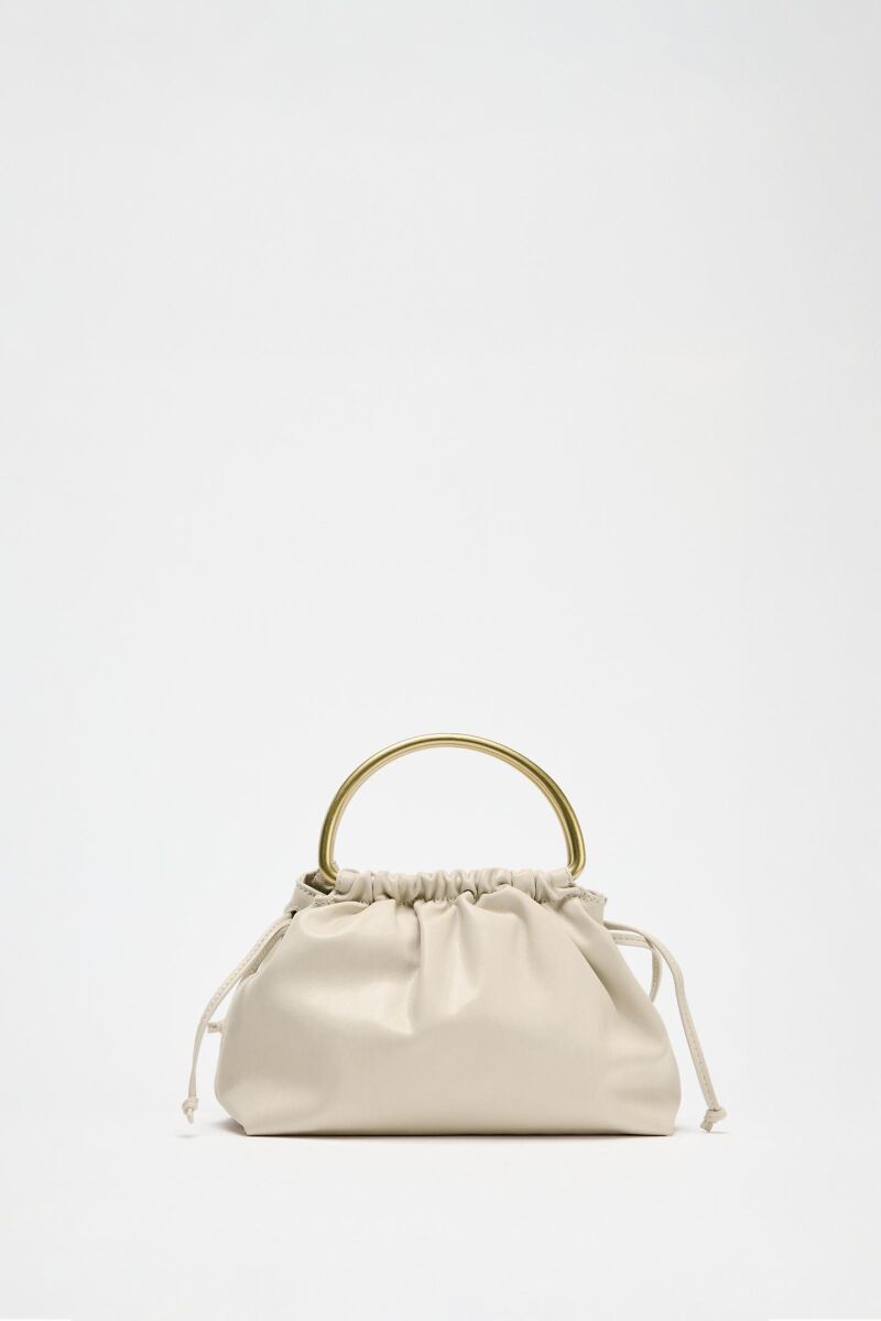 Bolso de efecto fruncido.