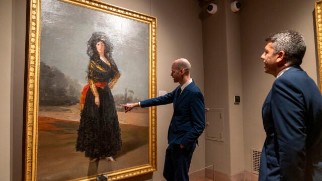 El presidente de la Generalitat valenciana, Carlos Mazón (d), y el director de la Hispanic Society, Guillaume Kientz, recorren el museo este jueves, en Nueva York (Estados Unidos).