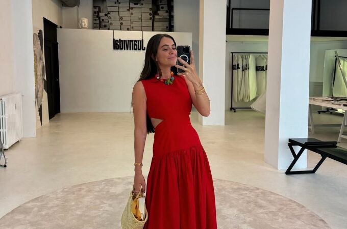 Influencer con vestido rojo en una tienda de Madrid.