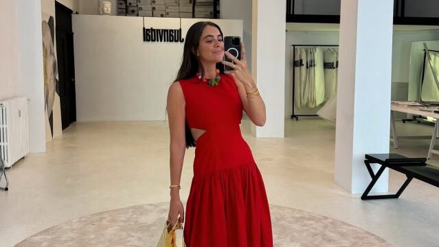 Influencer con vestido rojo en una tienda de Madrid.