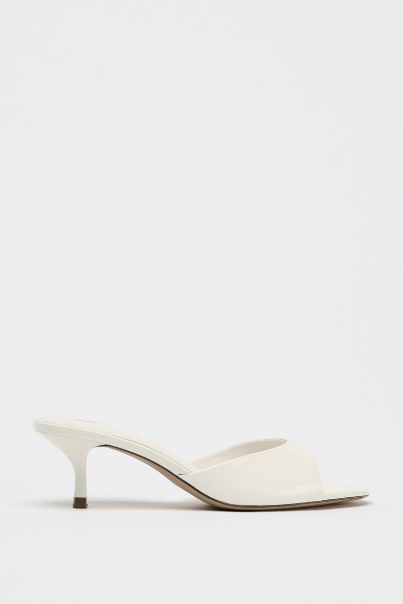 Sandalias de tacón en blanco.