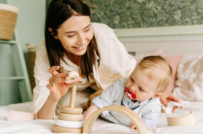 Madre jugando con bebé