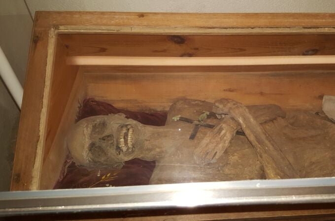 La momia del "capellán secado al aire" en su ataúd en la cripta de la iglesia de St. Thomas am Blasenstein, Austria.