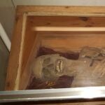 La momia del "capellán secado al aire" en su ataúd en la cripta de la iglesia de St. Thomas am Blasenstein, Austria.