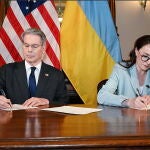 Ucrania y EE.UU. firman acuerdo para la explotación conjunta de minerales ucranianos