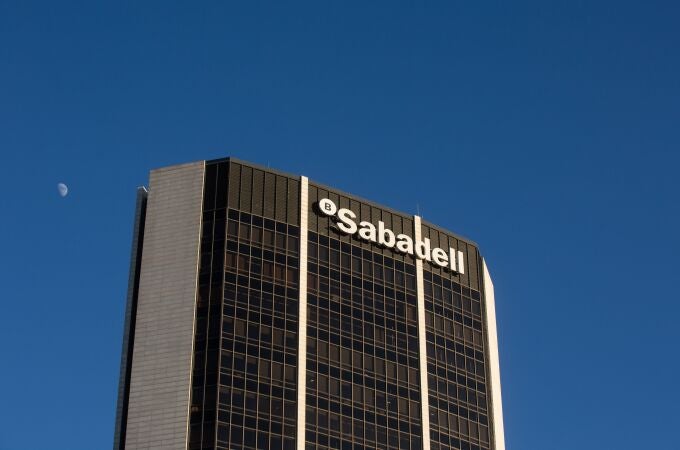Fachada de la sede del Banco Sabadell en la Avenida Diagonal de Barcelona,