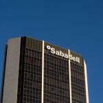 Fachada de la sede del Banco Sabadell en la Avenida Diagonal de Barcelona,
