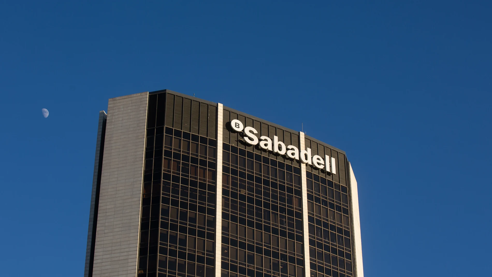 Fachada de la sede del Banco Sabadell en la Avenida Diagonal de Barcelona,