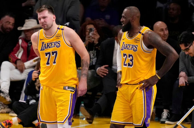 LeBron James y Luka Doncic, dolorido