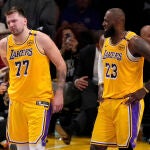 LeBron James y Luka Doncic, dolorido