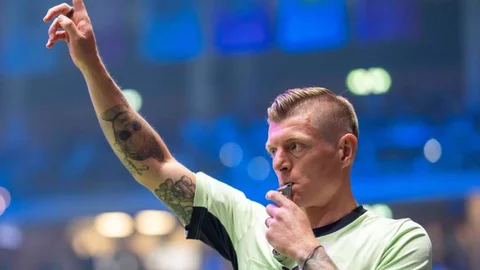 El árbitro Toni Kroos