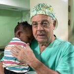 El otorrinolaringólogo Pedro Clarós, con uno de los niños a los que operó de labio leporino.