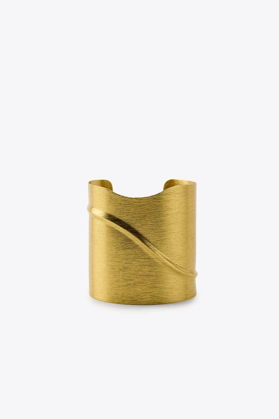 Brazalete metálico.