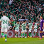 Los jugadores del Betis celebran el gol de Abde a la Fiorentina
