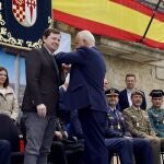 Mañueco recibe la medalla del ayuntamiento salmantino de Barruecopardo