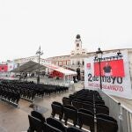 Instalación de la carpa en la Puerta del Sol para la celebración del 2 de Mayo.
