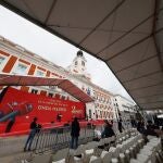 Instalación de la carpa en la Puerta del Sol para la celebración del 2 de Mayo.