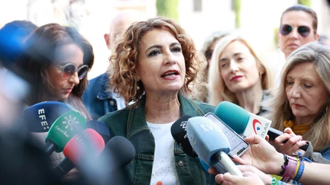 La secretaria general del PSOE-A, María Jesús Montero, atiende a los medios