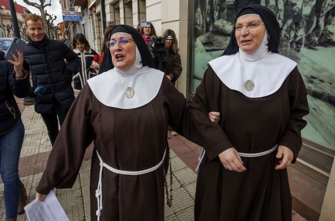 La exabadesa del Monasterio de Belorado, Laura García de Viedma (i) y sor Berit, tras declarar como investigada en un delito de apropiación indebida vinculado a una operación de venta de oro, propiedad de la comunidad religiosa, el pasado mes de enero, en el Juzgado de Briviesca (Burgos). 