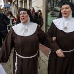 La exabadesa del Monasterio de Belorado, Laura García de Viedma (i) y sor Berit, tras declarar como investigada en un delito de apropiación indebida vinculado a una operación de venta de oro, propiedad de la comunidad religiosa, el pasado mes de enero, en el Juzgado de Briviesca (Burgos). 