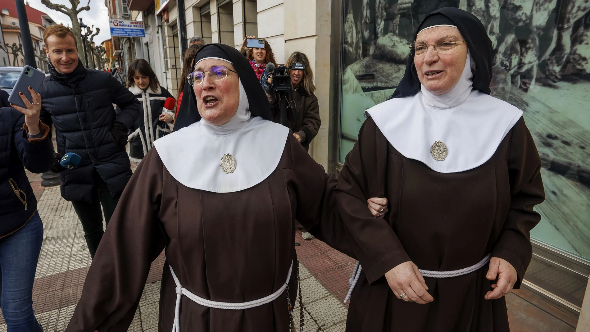 La exabadesa del Monasterio de Belorado, Laura García de Viedma (i) y sor Berit, tras declarar como investigada en un delito de apropiación indebida vinculado a una operación de venta de oro, propiedad de la comunidad religiosa, el pasado mes de enero, en el Juzgado de Briviesca (Burgos).