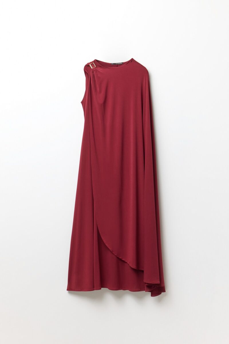Vestido con capa.