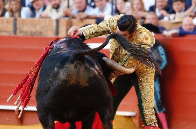 El diestro Morante de La Puebla este jueves, en el sexto festejo de abono en La Real Maestranza de Sevilla. 