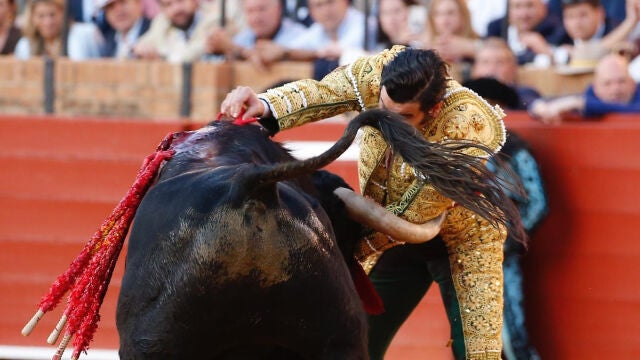 El diestro Morante de La Puebla este jueves, en el sexto festejo de abono en La Real Maestranza de Sevilla. 