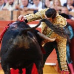 El diestro Morante de La Puebla este jueves, en el sexto festejo de abono en La Real Maestranza de Sevilla. 