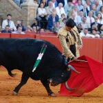  El diestro Pablo Aguado en su faena durante el sexto festejo de abono que se celebra hoy jueves en La Real Maestranza de Sevilla.