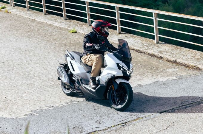 SYM ADX 300, tan atractivo, como dinámico