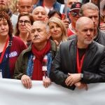 La vicepresidenta segunda del Gobierno y ministra de Trabajo, Yolanda Díaz, acompañada de los secretarios generales de CCOO y UGT, Unai Sordo (d) y Pepe Álvarez (i), participan en la manifestación del Primero de Mayo en Madrid, que este año lleva por lema "Proteger lo conquistado, ganar futuro".