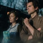 Adam Scott, el protagonista, en una escena junto a Jen Tullock