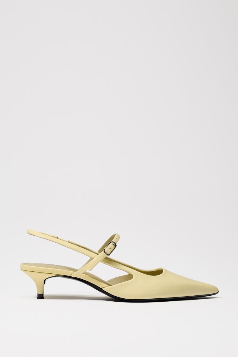 Zapatos de tacón sensato.