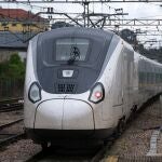 Salida del tren en la estación de Oviedo esta mañana. Renfe ha estrenado este martes los 10 trenes S106 (Avril) de Talgo, con el arranque del servicio de alta velocidad a Asturias y la ampliación del recorrido a las capitales gallegas, además de que los usará en otros corredores, lo que le permitirá ampliar en cerca de 50.000 las plazas semanales ofertadas.