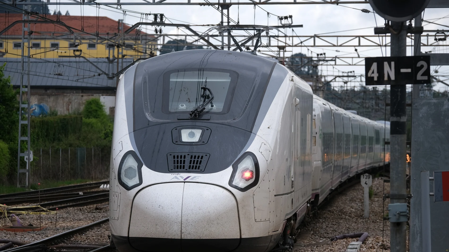 Salida del tren en la estación de Oviedo esta mañana. Renfe ha estrenado este martes los 10 trenes S106 (Avril) de Talgo, con el arranque del servicio de alta velocidad a Asturias y la ampliación del recorrido a las capitales gallegas, además de que los usará en otros corredores, lo que le permitirá ampliar en cerca de 50.000 las plazas semanales ofertadas.
