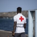 Una patera con 17 migrantes, cuatro de ellos heridos leves, desembarca en Gualchos (Granada)